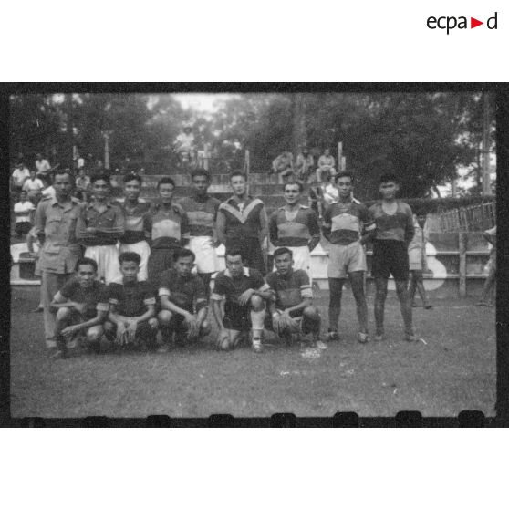 Au Cercle sportif saigonnais, portraits de groupe de plusieurs équipes de footballeurs participant à un championnat interarmées. [description provisoire]