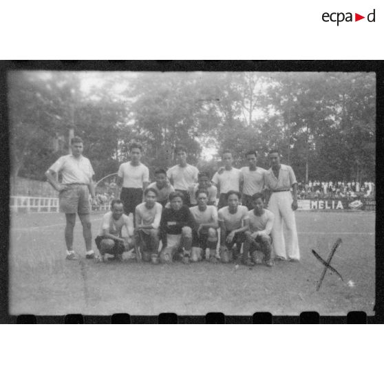 Au Cercle sportif saigonnais, portraits de groupe de plusieurs équipes de footballeurs participant à un championnat interarmées. [description provisoire]