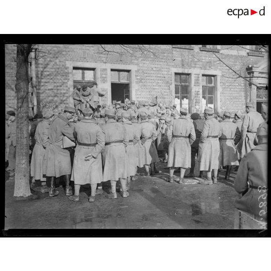 Metz, caserne Frédérick Charles. Les poilus se pressent pour acheter du tabac et des cigarettes confisquées aux boches. [légende d'origine]