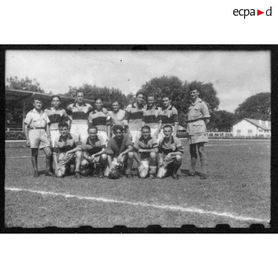 Au Cercle sportif saigonnais, portraits de groupe de plusieurs équipes de footballeurs participant à un championnat interarmées. [description provisoire]
