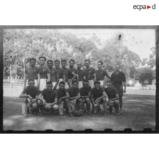 Au Cercle sportif saigonnais, portraits de groupe de plusieurs équipes de joueurs de rugby participant à un championnat interarmées. [description provisoire]