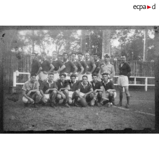 Au Cercle sportif saigonnais, portraits de groupe de plusieurs équipes de joueurs de rugby participant à un championnat interarmées. [description provisoire]