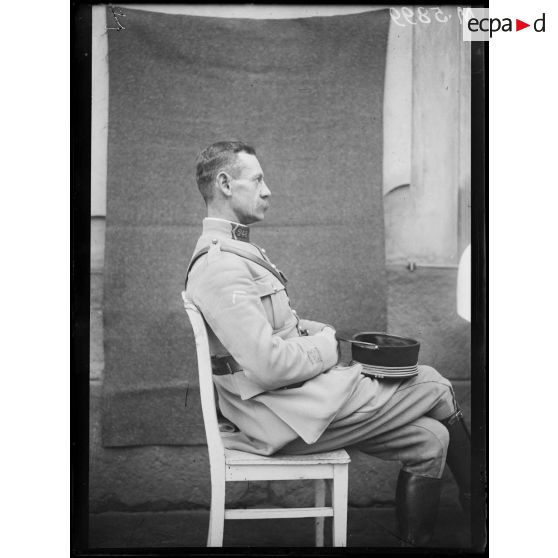 Metz, le commandant Manoury, chef du service de renseignement (carte d'identité). [légende d'origine]