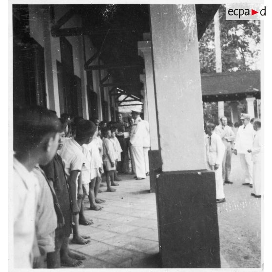 Lors d'une tournée officielle à Thu Dau Mot, l'amiral Thierry d'Argenlieu visite une école de la ville. [description provisoire]