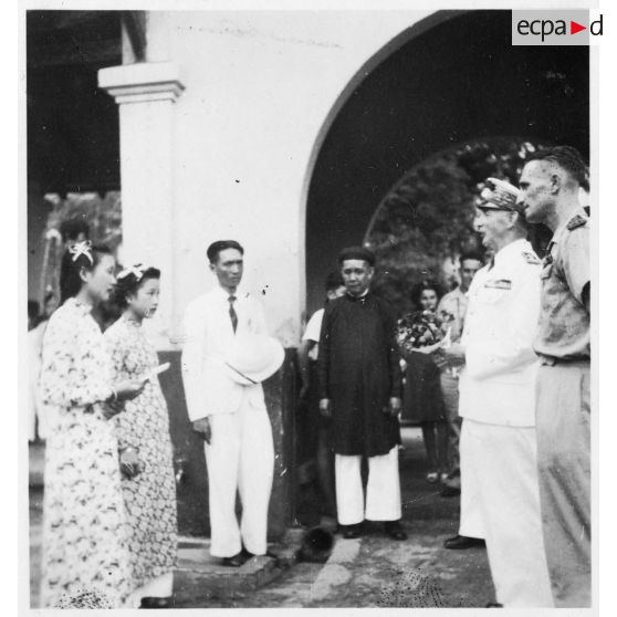 Lors d'une tournée officielle à Thu Dau Mot, l'amiral Thierry d'Argenlieu visite une école de la ville. [description provisoire]