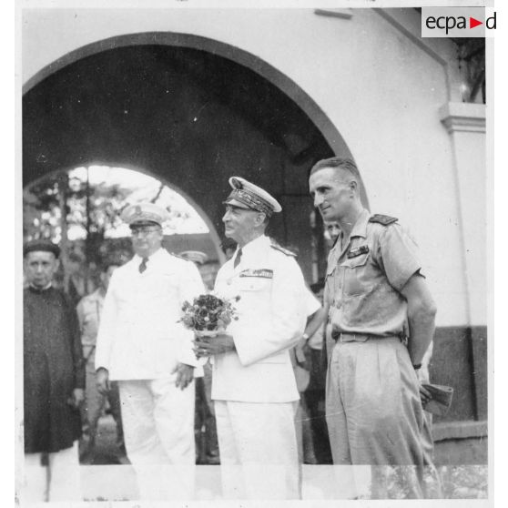 Lors d'une tournée officielle à Thu Dau Mot, l'amiral Thierry d'Argenlieu visite une école de la ville. [description provisoire]