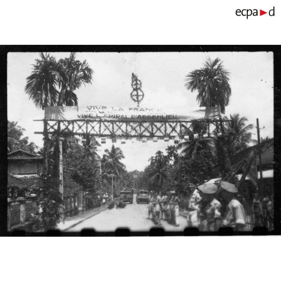 Lors d'une tournée officielle à Thu Dau Mot, l'amiral Thierry d'Argenlieu passe en revue les troupes cantonnées dans la province. [description provisoire]