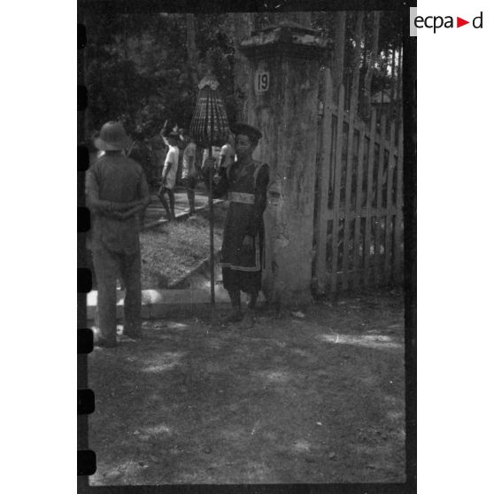 Lors de sa visite de Thu Dau Mot, l'amiral Thierry d'Argenlieu rencontre les autorités locales dans un bâtiment officiel de la ville. [description provisoire]