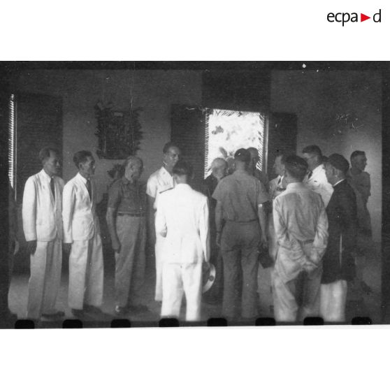 Lors de sa visite de Thu Dau Mot, l'amiral Thierry d'Argenlieu rencontre les autorités locales dans un bâtiment officiel de la ville. [description provisoire]