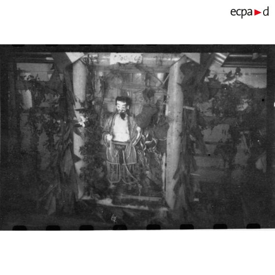 Lors de sa visite de Thu Dau Mot, l'amiral Thierry d'Argenlieu rencontre les autorités locales dans un bâtiment officiel de la ville. [description provisoire]