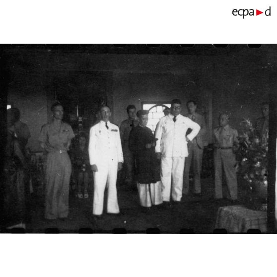 Lors de sa visite de Thu Dau Mot, l'amiral Thierry d'Argenlieu rencontre les autorités locales dans un bâtiment officiel de la ville. [description provisoire]