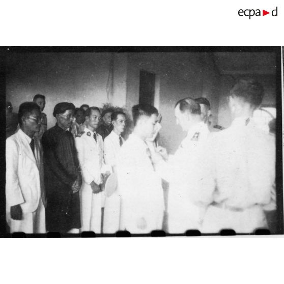 Lors de sa visite de Thu Dau Mot, l'amiral Thierry d'Argenlieu rencontre les autorités locales dans un bâtiment officiel de la ville. [description provisoire]