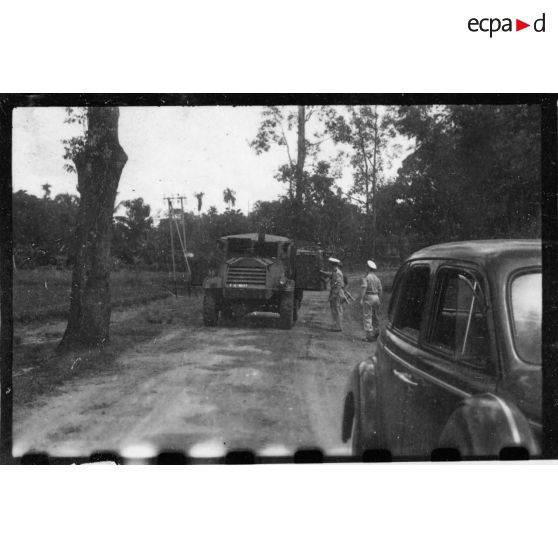 L'amiral Thierry d'Argenlieu se rend dans un camion blindé, à quelque kilomètre de Thu Dau Mot, où une voiture officielle l'attend pour l'emmener faire sa visite officielle de la ville. [description provisoire]