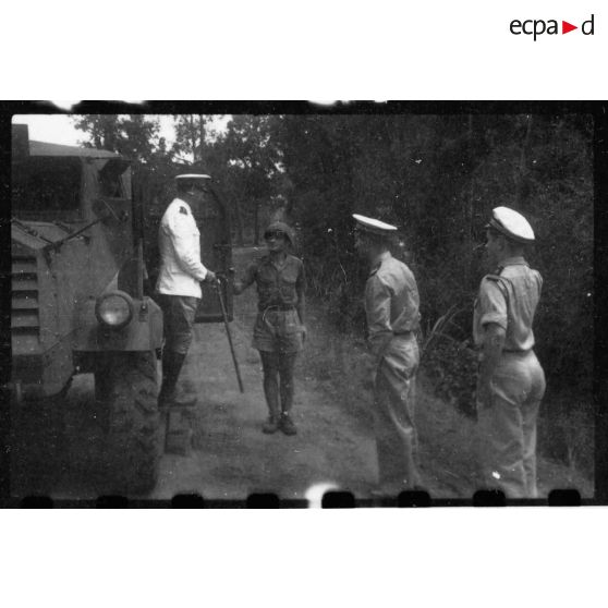 L'amiral Thierry d'Argenlieu se rend dans un camion blindé, à quelque kilomètre de Thu Dau Mot, où une voiture officielle l'attend pour l'emmener faire sa visite officielle de la ville. [description provisoire]