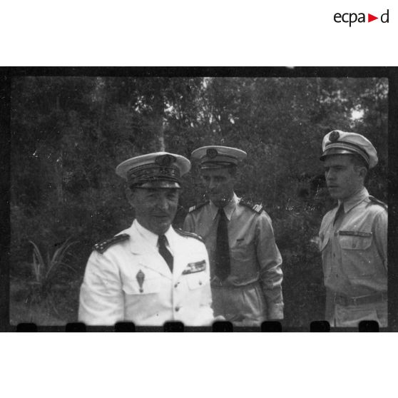 L'amiral Thierry d'Argenlieu se rend dans un camion blindé, à quelque kilomètre de Thu Dau Mot, où une voiture officielle l'attend pour l'emmener faire sa visite officielle de la ville. [description provisoire]