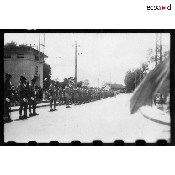 Lors d'une tournée officielle à Thu Dau Mot, l'amiral Thierry d'Argenlieu passe en revue les troupes cantonnées dans la province. [description provisoire]