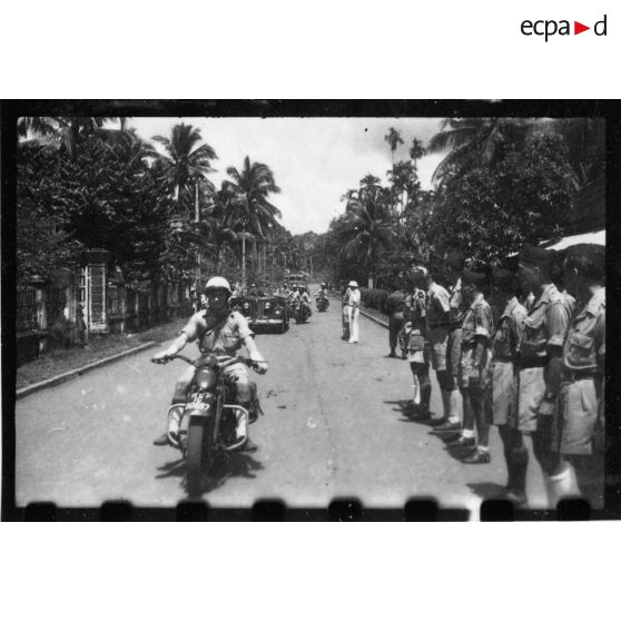 Lors d'une tournée officielle à Thu Dau Mot, l'amiral Thierry d'Argenlieu passe en revue les troupes cantonnées dans la province. [description provisoire]
