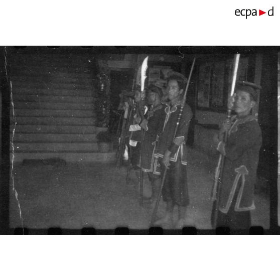 Lors d'une visite officielle de la ville de Thu Dau Mot, pour se rendre sur le lieu d'une réunion, l'amiral Thierry d'Argenlieu traverse le hall d'information de la ville. [description provisoire]