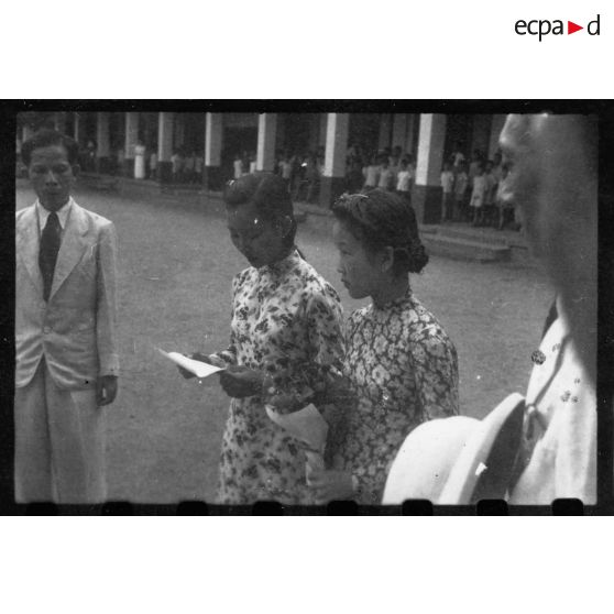 Lors d'une tournée officielle à Thu Dau Mot, l'amiral Thierry d'Argenlieu visite une école de la ville. [description provisoire]