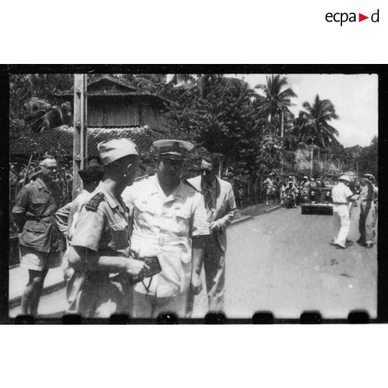 L'amiral Thierry d'Argenlieu, Jean Cédile, Louis Longeaux, et le Colonel Nguyen Van Xuan lors d'une visite officielle dans la ville de Thu Dau Mot. [description provisoire]