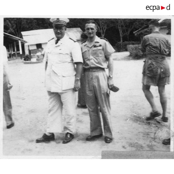 L'amiral Thierry d'Argenlieu, Jean Cédile, Louis Longeaux, et le Colonel Nguyen Van Xuan lors d'une visite officielle dans la ville de Thu Dau Mot. [description provisoire]