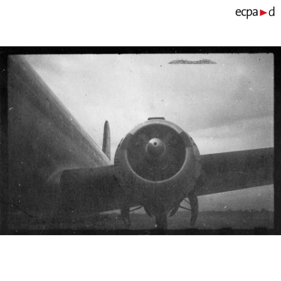 A l'aéroport de Bien Hoa, l'avion qui doit ramener Jean Cédile en métropole s'apprête à décoller. [description provisoire]