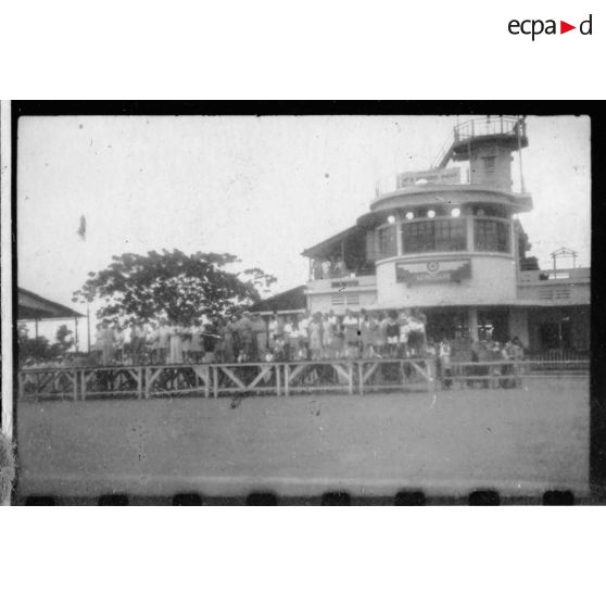 A l'aéroport de Bien Hoa, Jean Cédile s'apprête à prendre l'avion qui doit le ramener en métropole. [description provisoire]