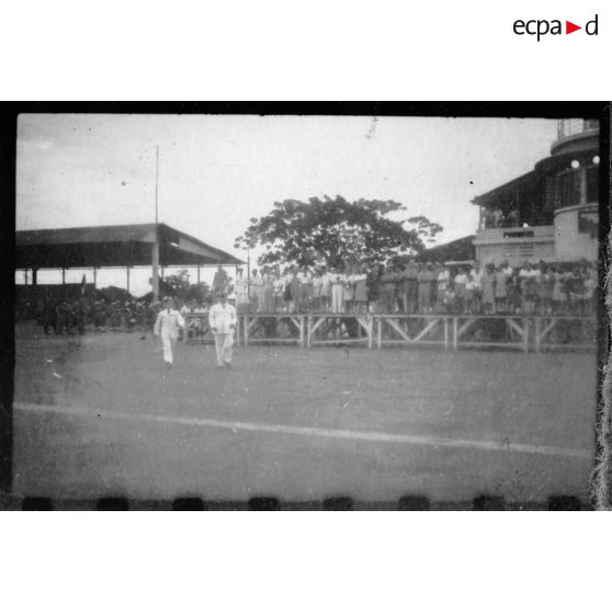 A l'aéroport de Bien Hoa, Jean Cédile s'apprête à prendre l'avion qui doit le ramener en métropole. [description provisoire]