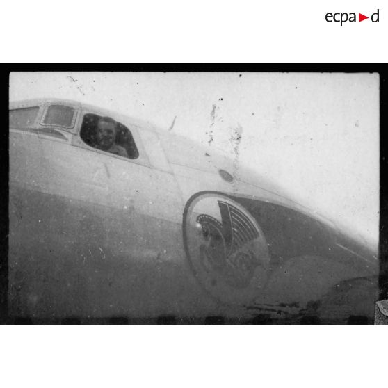 A l'aéroport de Bien Hoa, l'avion qui doit ramener Jean Cédile en métropole s'apprête à décoller. [description provisoire]