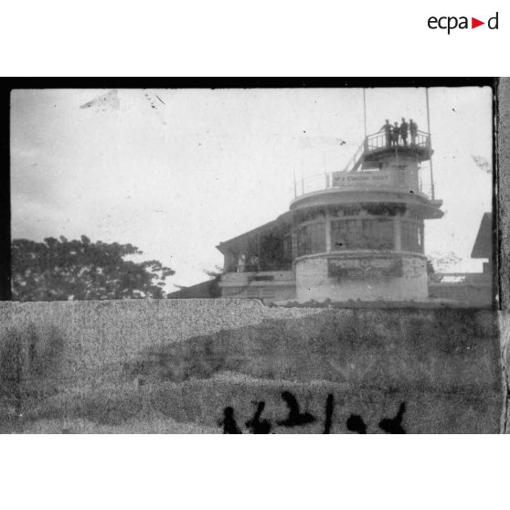 A l'aéroport de Bien Hoa, Jean Cédile s'apprête à prendre l'avion qui doit le ramener en métropole. [description provisoire]