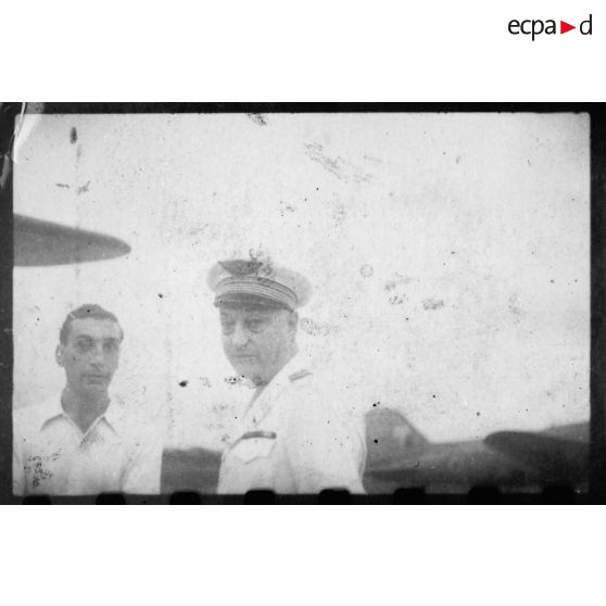 A l'aéroport de Tan Son Nhut, plusieurs portraits de personnes présentes lors du départ de Jean Cédile pour la France. [description provisoire]