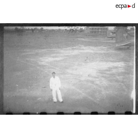 A l'aéroport de Tan Son Nhut, plusieurs portraits de personnes présentes lors du départ de Jean Cédile pour la France. [description provisoire]