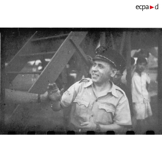 A l'aéroport de Tan Son Nhut, plusieurs portraits de personnes présentes lors du départ de Jean Cédile pour la France. [description provisoire]