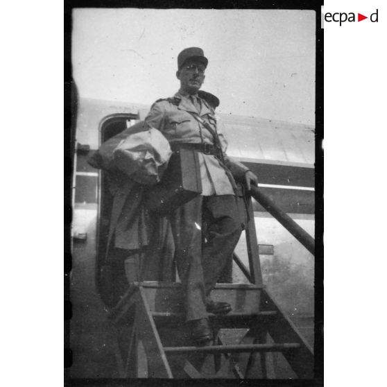 A l'aéroport de Bien Hoa, l'avion qui doit ramener Jean Cédile en métropole s'apprête à décoller. [description provisoire]