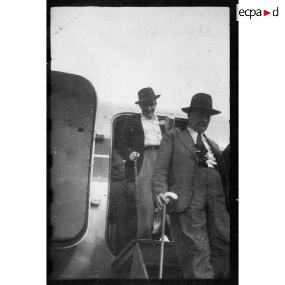 A l'aéroport de Bien Hoa, l'avion qui doit ramener Jean Cédile en métropole s'apprête à décoller. [description provisoire]