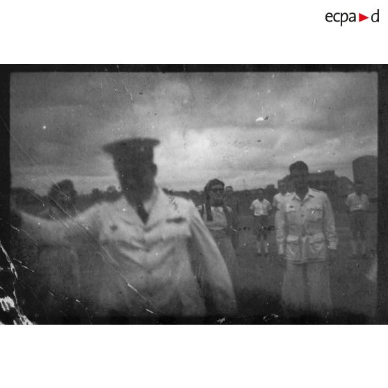 A l'aéroport de Bien Hoa, Jean Cédile s'apprête à prendre l'avion qui doit le ramener en métropole. [description provisoire]