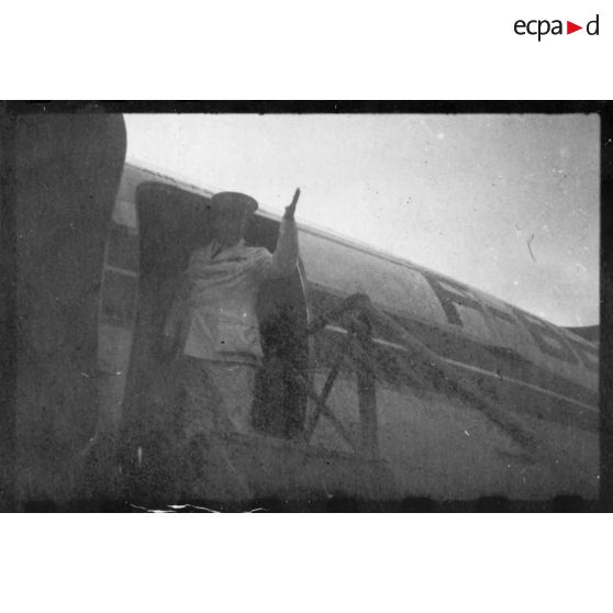 A l'aéroport de Bien Hoa, Jean Cédile s'apprête à prendre l'avion qui doit le ramener en métropole. [description provisoire]