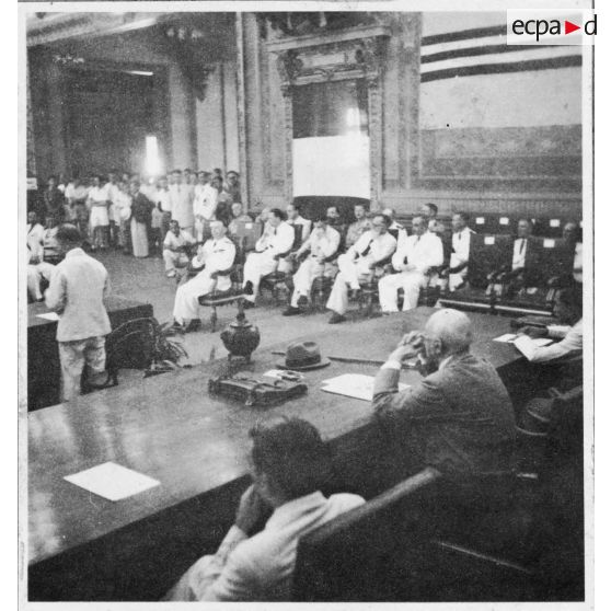 A l'Hôtel de Ville de Saigon, séance du Conseil consultatif de Cochinchine. A l'ordre du jour, la proclamation de Nguyen Van Thinh en tant que président du Gouvernement provisoire de la Cochinchine. [description provisoire]