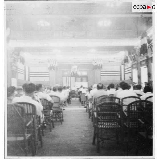 A l'Hôtel de Ville de Saigon, séance du Conseil consultatif de Cochinchine. A l'ordre du jour, la proclamation de Nguyen Van Thinh en tant que président du Gouvernement provisoire de la Cochinchine. [description provisoire]