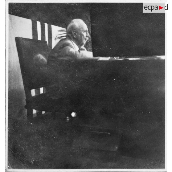 Une séance du Conseil consultatif de Cochinchine tenue dans l'Hôtel de Ville de Saigon. [description provisoire]