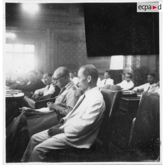 Une séance du Conseil consultatif de Cochinchine tenue dans l'Hôtel de Ville de Saigon. [description provisoire]