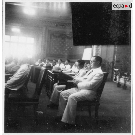 Une séance du Conseil consultatif de Cochinchine tenue dans l'Hôtel de Ville de Saigon. [description provisoire]