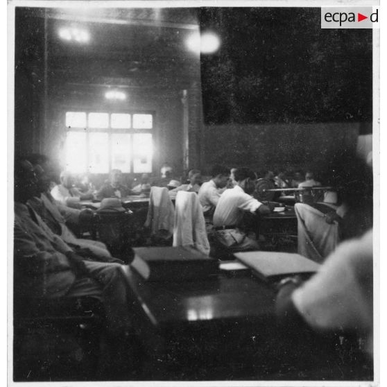 Une séance du Conseil consultatif de Cochinchine tenue dans l'Hôtel de Ville de Saigon. [description provisoire]