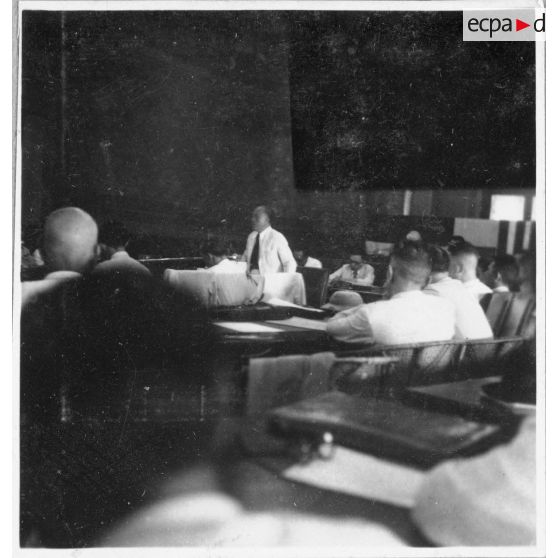 Une séance du Conseil consultatif de Cochinchine tenue dans l'Hôtel de Ville de Saigon. [description provisoire]