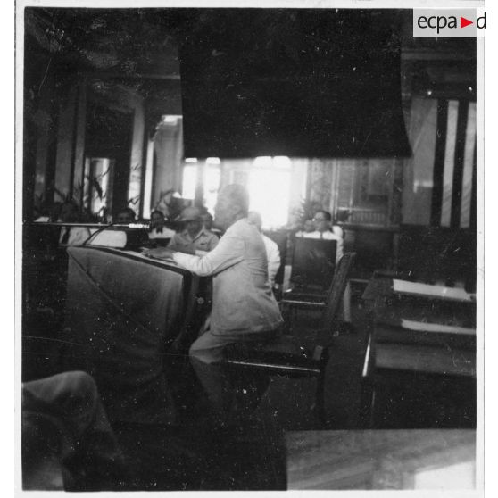Une séance du Conseil consultatif de Cochinchine tenue dans l'Hôtel de Ville de Saigon. [description provisoire]