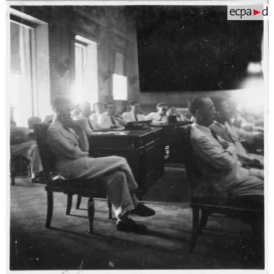 Une séance du Conseil consultatif de Cochinchine tenue dans l'Hôtel de Ville de Saigon. [description provisoire]