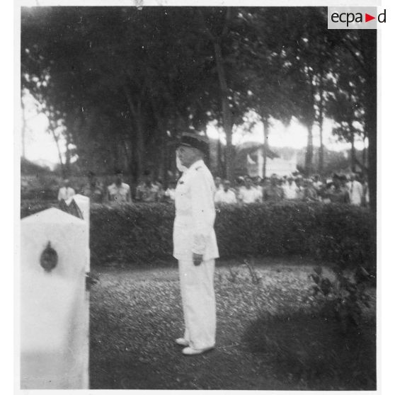 Lors de la fête des morts, au cimetière de Saigon, les autorités civiles et militaires participent à une cérémonie devant une stèle dédiée aux "Morts pour la France". [description provisoire]