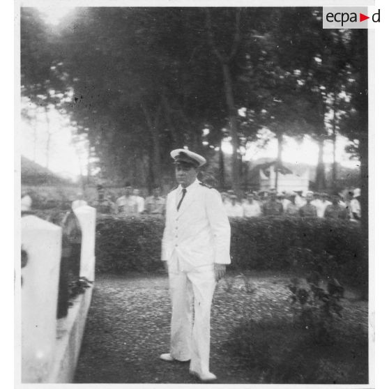 Lors de la fête des morts, au cimetière de Saigon, les autorités civiles et militaires participent à une cérémonie devant une stèle dédiée aux "Morts pour la France". [description provisoire]