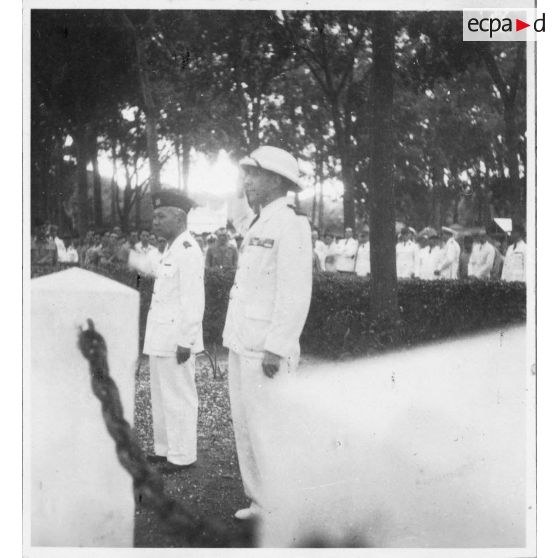 Lors de la fête des morts, au cimetière de Saigon, les autorités civiles et militaires participent à une cérémonie devant une stèle dédiée aux "Morts pour la France". [description provisoire]
