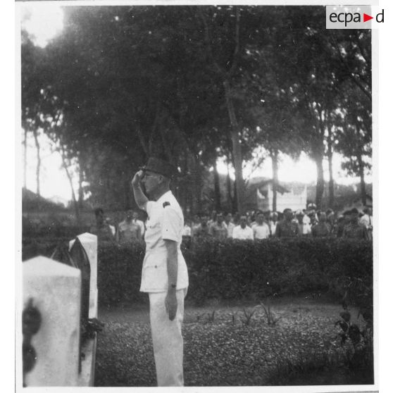 Lors de la fête des morts, au cimetière de Saigon, les autorités civiles et militaires participent à une cérémonie devant une stèle dédiée aux "Morts pour la France". [description provisoire]